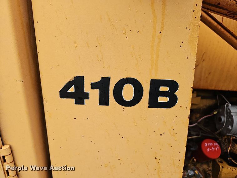 image for item DT6813 1981 John Deere 410B backhoe