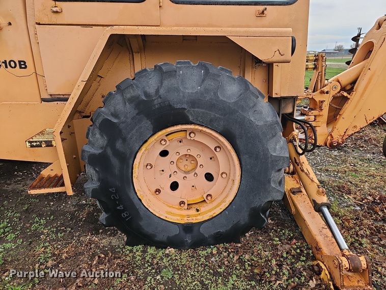 image for item DT6813 1981 John Deere 410B backhoe