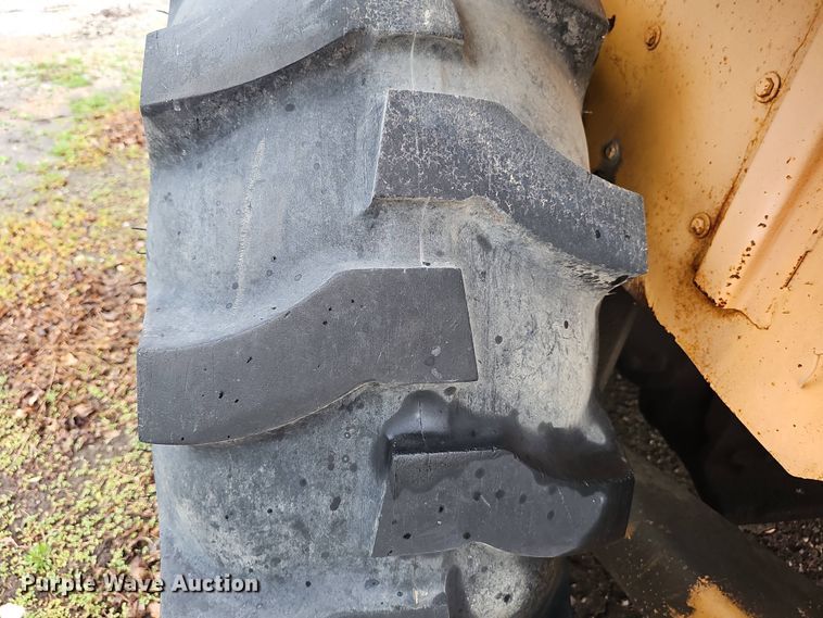 image for item DT6813 1981 John Deere 410B backhoe