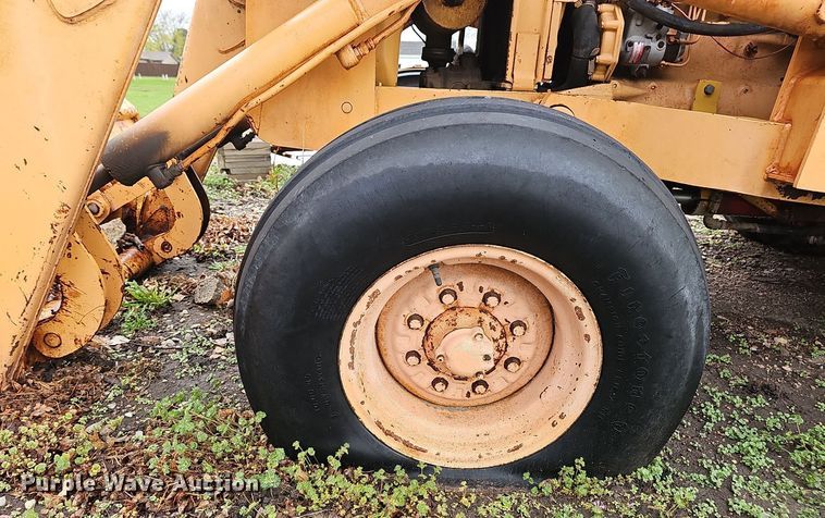 image for item DT6813 1981 John Deere 410B backhoe