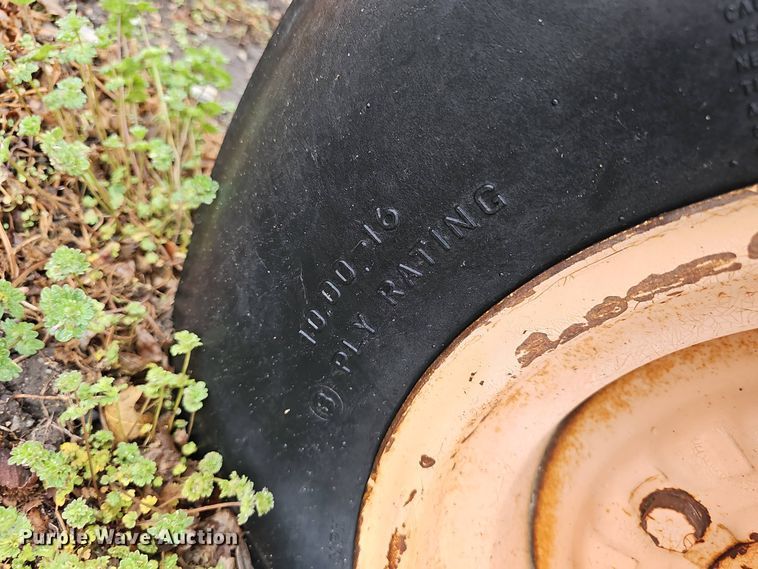 image for item DT6813 1981 John Deere 410B backhoe