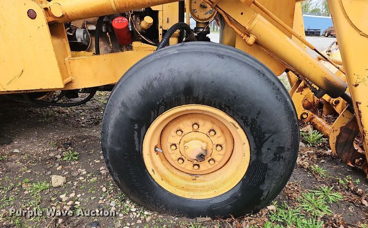 image for item DT6813 1981 John Deere 410B backhoe