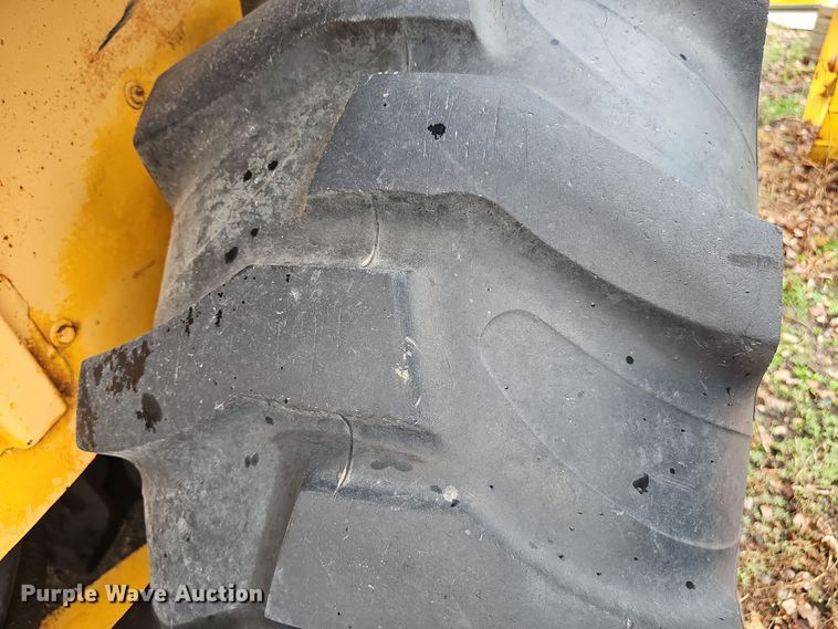 image for item DT6813 1981 John Deere 410B backhoe