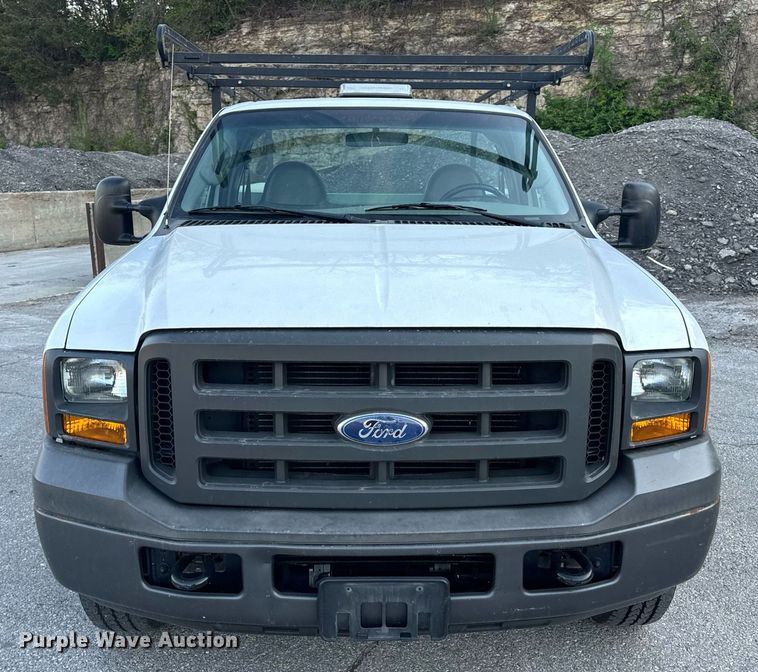 image for item DV1932 2005 Ford F250 Super Duty XL utility bed pickup truck