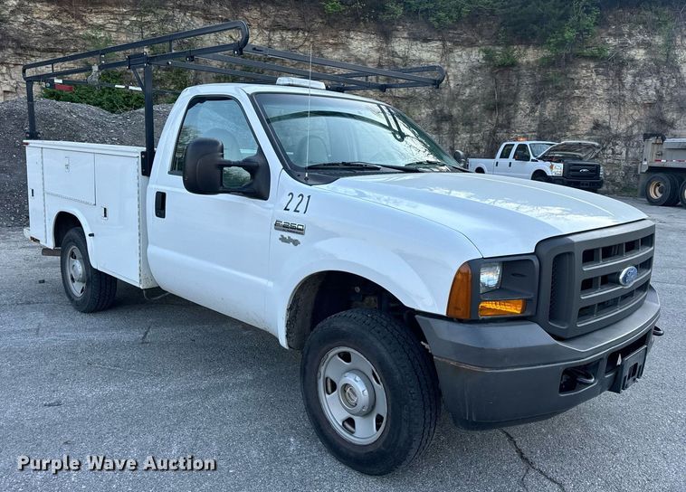 image for item DV1932 2005 Ford F250 Super Duty XL utility bed pickup truck