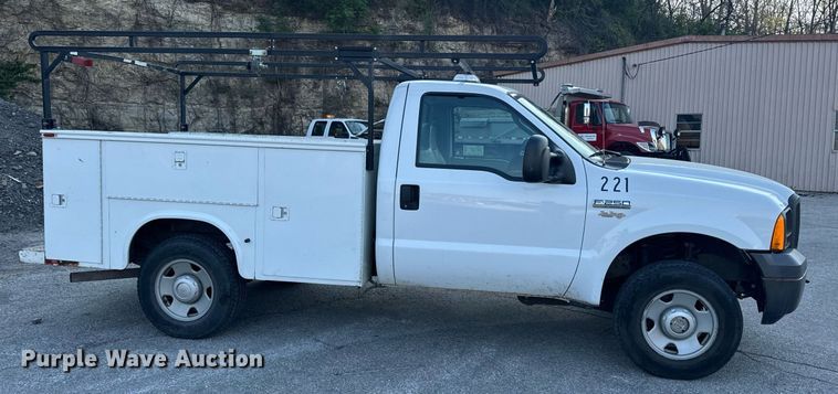 image for item DV1932 2005 Ford F250 Super Duty XL utility bed pickup truck