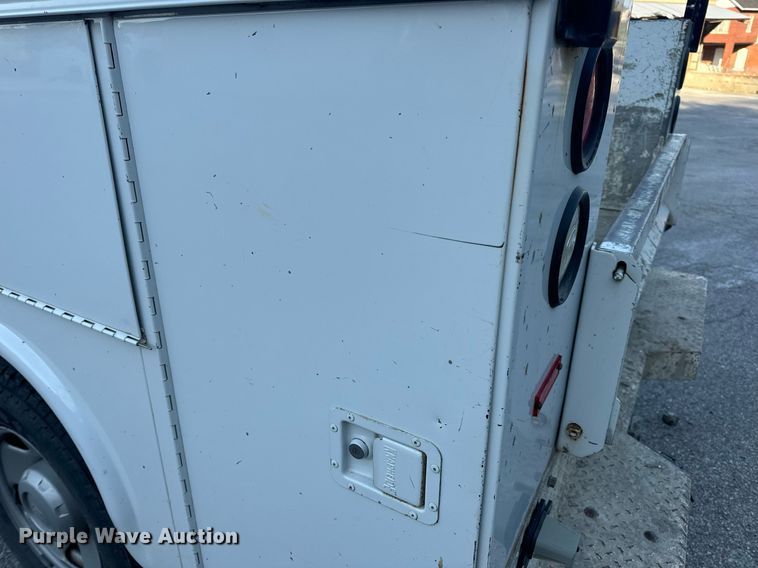 image for item DV1932 2005 Ford F250 Super Duty XL utility bed pickup truck