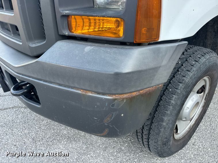 image for item DV1932 2005 Ford F250 Super Duty XL utility bed pickup truck