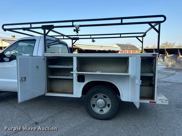 image for item DV1932 2005 Ford F250 Super Duty XL utility bed pickup truck