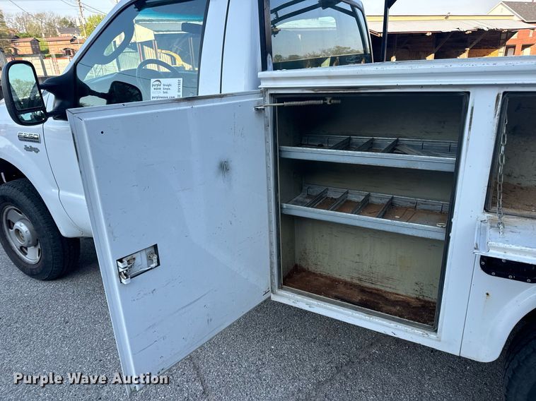 image for item DV1932 2005 Ford F250 Super Duty XL utility bed pickup truck