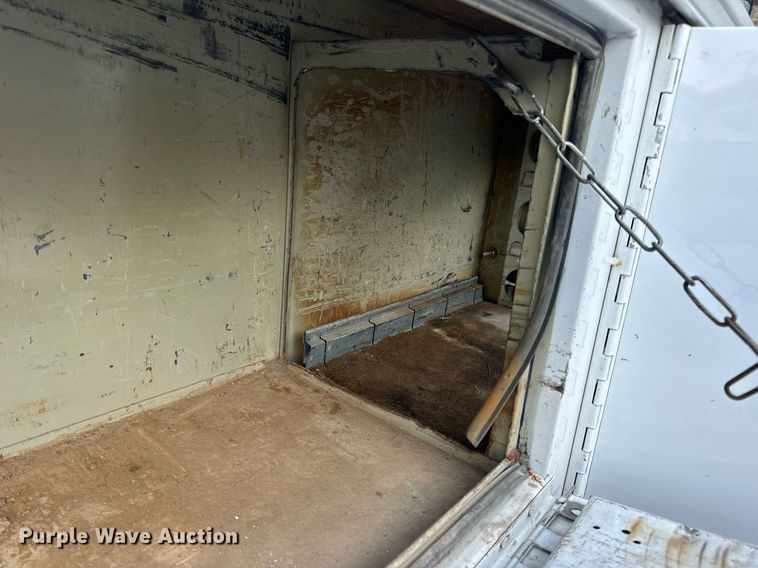 image for item DV1932 2005 Ford F250 Super Duty XL utility bed pickup truck