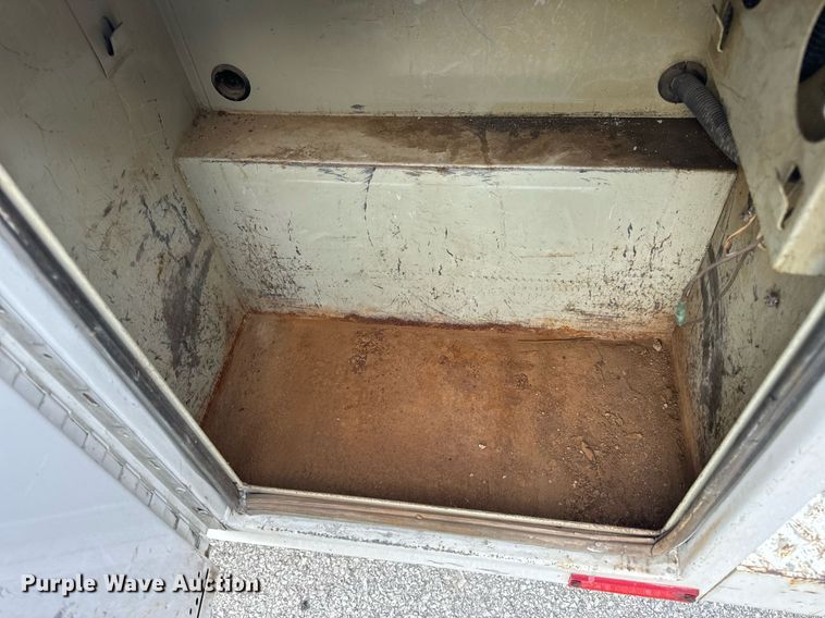 image for item DV1932 2005 Ford F250 Super Duty XL utility bed pickup truck