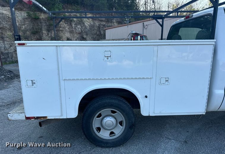 image for item DV1932 2005 Ford F250 Super Duty XL utility bed pickup truck