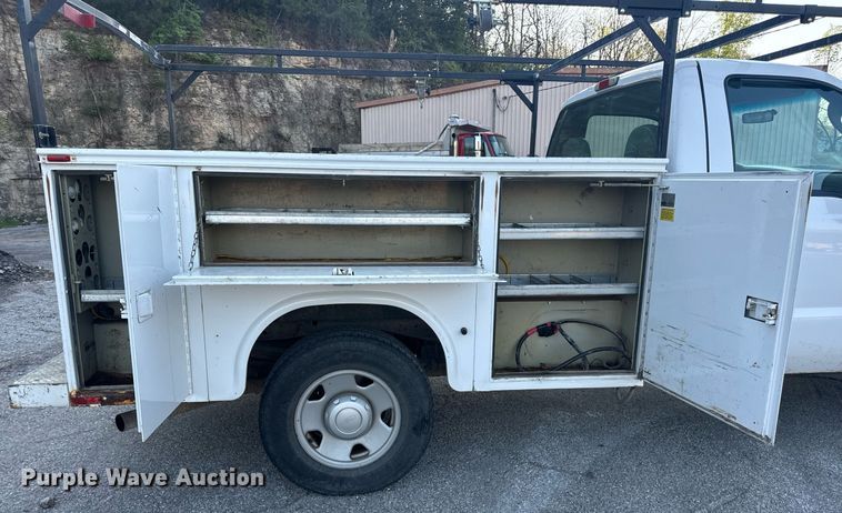 image for item DV1932 2005 Ford F250 Super Duty XL utility bed pickup truck