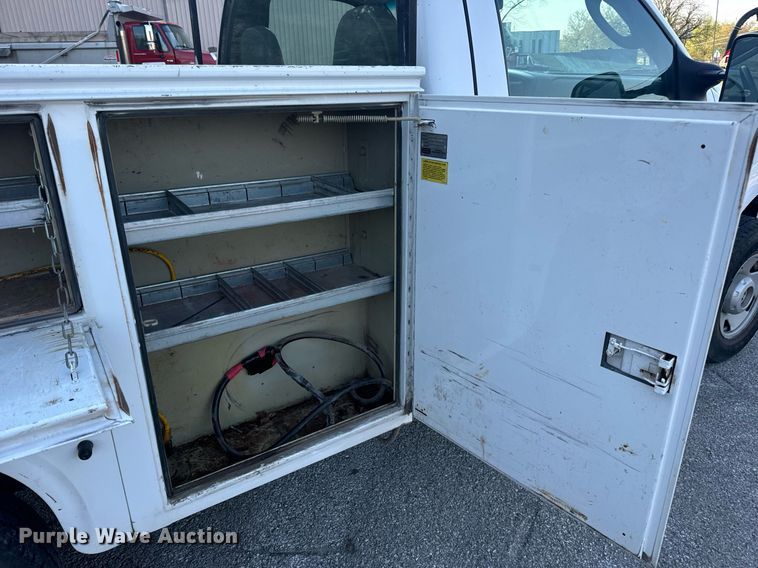 image for item DV1932 2005 Ford F250 Super Duty XL utility bed pickup truck