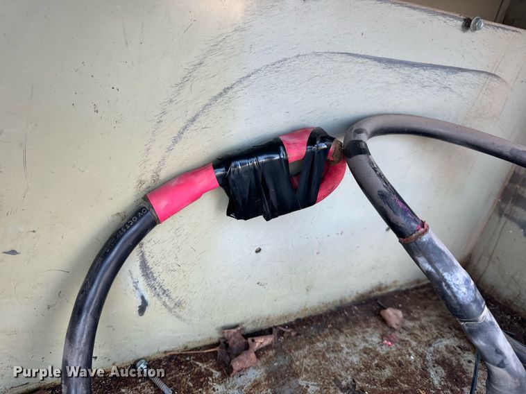 image for item DV1932 2005 Ford F250 Super Duty XL utility bed pickup truck