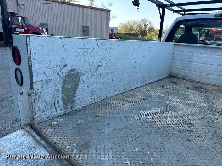 image for item DV1932 2005 Ford F250 Super Duty XL utility bed pickup truck