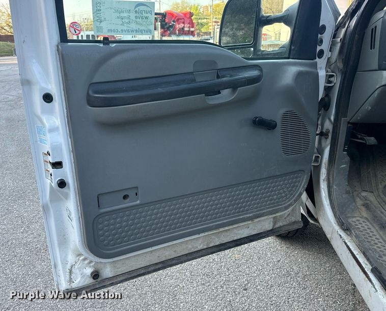 image for item DV1932 2005 Ford F250 Super Duty XL utility bed pickup truck