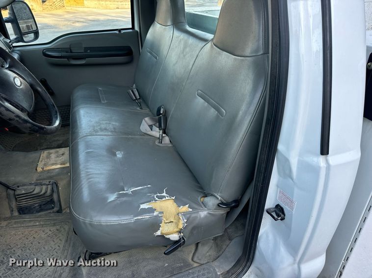 image for item DV1932 2005 Ford F250 Super Duty XL utility bed pickup truck