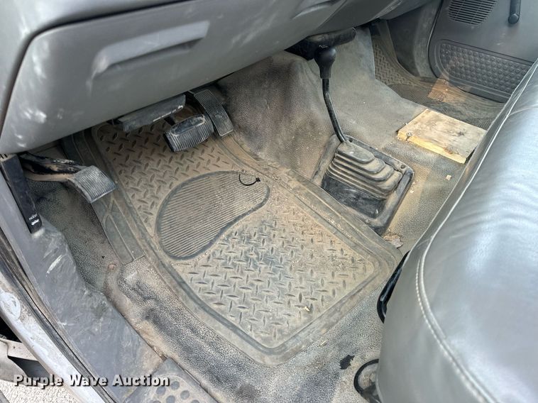 image for item DV1932 2005 Ford F250 Super Duty XL utility bed pickup truck