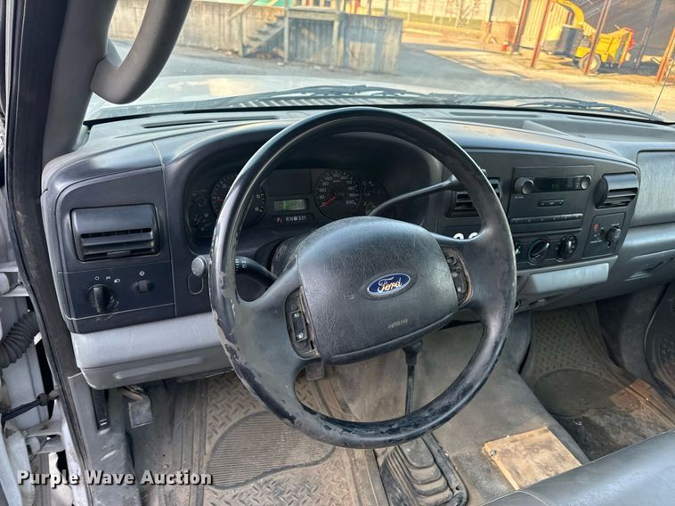 image for item DV1932 2005 Ford F250 Super Duty XL utility bed pickup truck