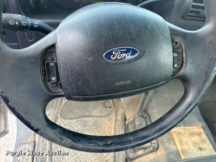 image for item DV1932 2005 Ford F250 Super Duty XL utility bed pickup truck