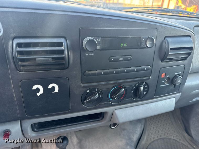 image for item DV1932 2005 Ford F250 Super Duty XL utility bed pickup truck