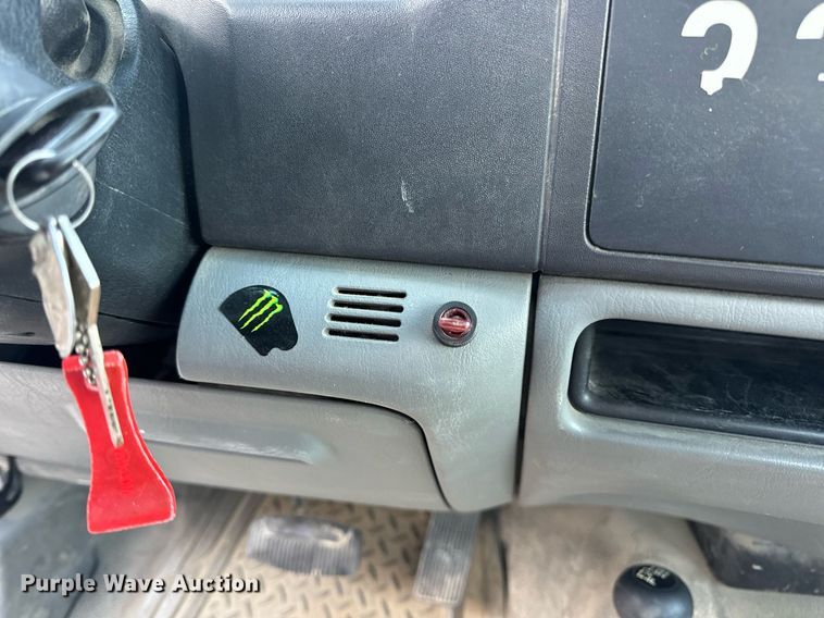 image for item DV1932 2005 Ford F250 Super Duty XL utility bed pickup truck