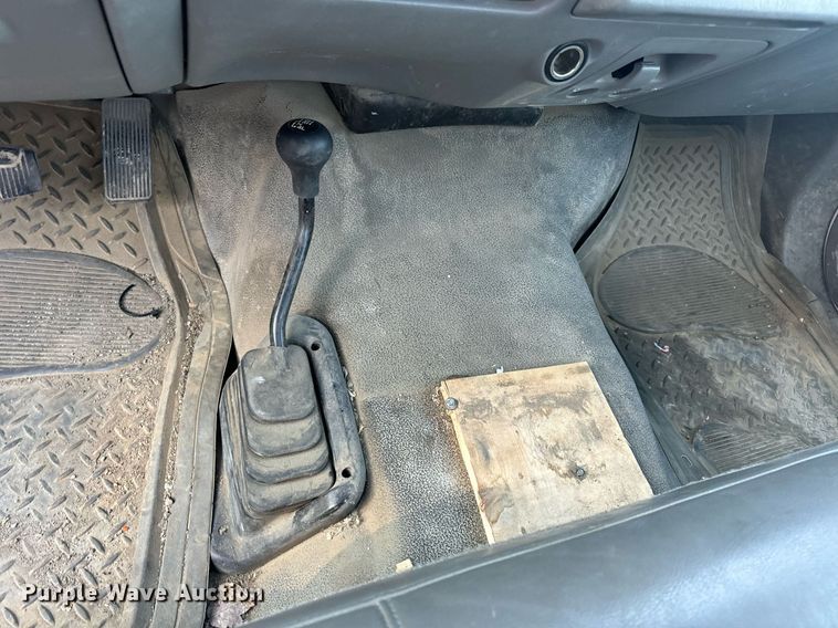 image for item DV1932 2005 Ford F250 Super Duty XL utility bed pickup truck