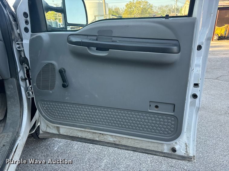 image for item DV1932 2005 Ford F250 Super Duty XL utility bed pickup truck