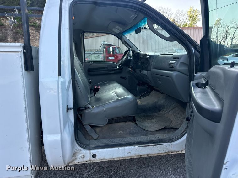 image for item DV1932 2005 Ford F250 Super Duty XL utility bed pickup truck