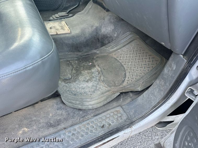 image for item DV1932 2005 Ford F250 Super Duty XL utility bed pickup truck