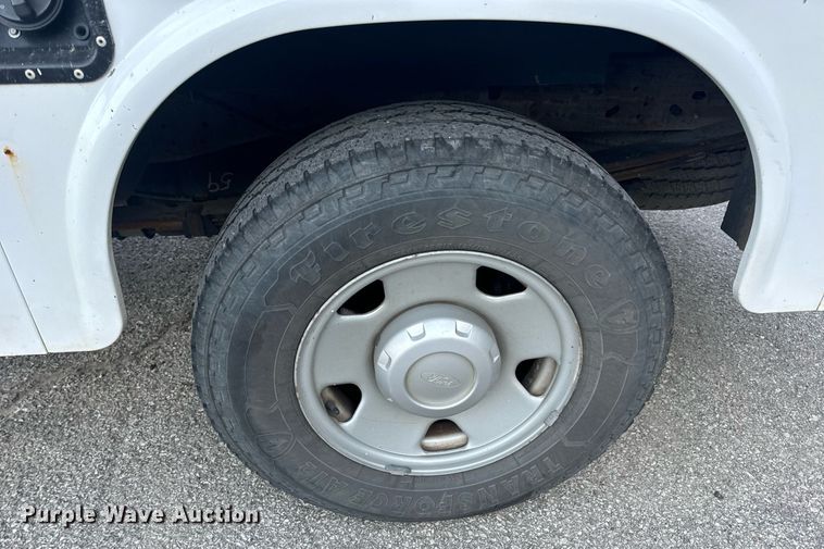 image for item DV1932 2005 Ford F250 Super Duty XL utility bed pickup truck