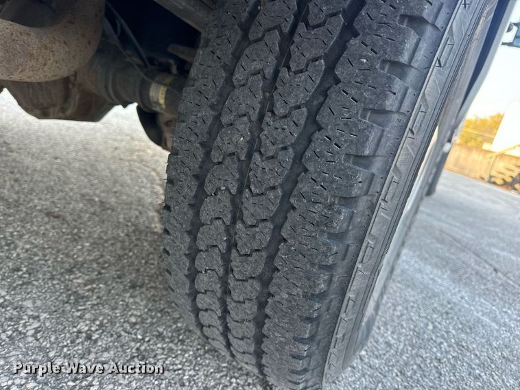 image for item DV1932 2005 Ford F250 Super Duty XL utility bed pickup truck