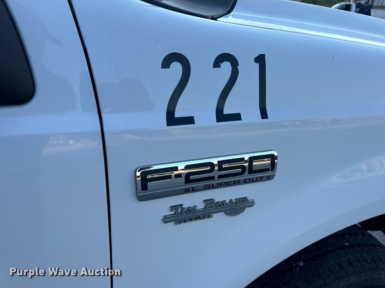 image for item DV1932 2005 Ford F250 Super Duty XL utility bed pickup truck