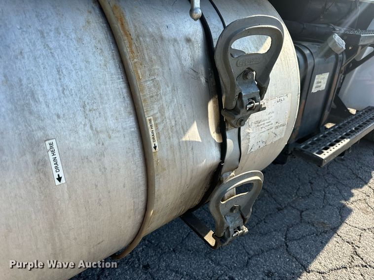 image for item DV1933 2004 Sterling L7500 sewer jetter truck