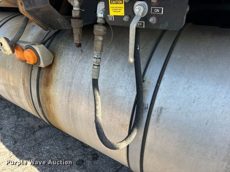 image for item DV1933 2004 Sterling L7500 sewer jetter truck