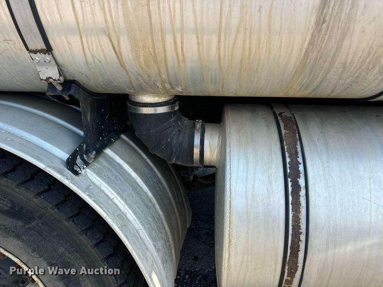 image for item DV1933 2004 Sterling L7500 sewer jetter truck