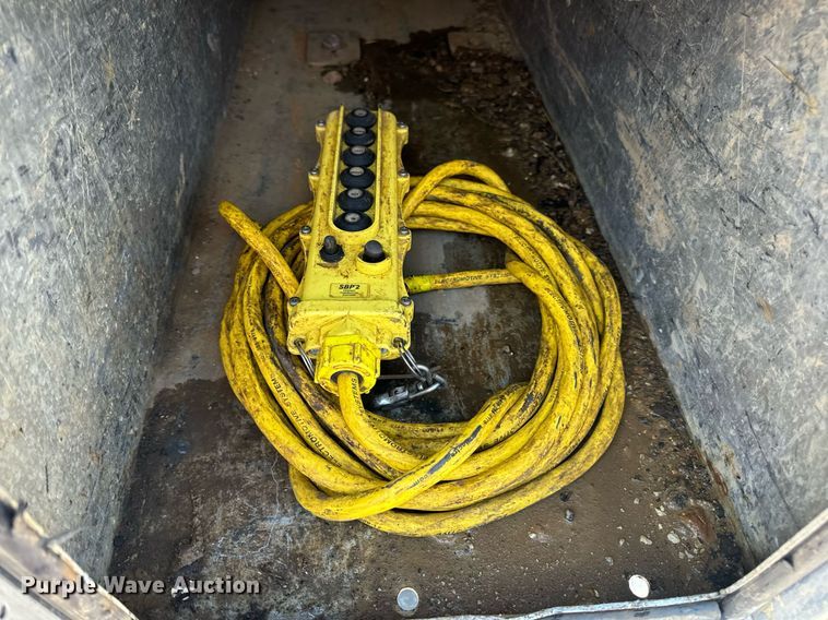 image for item DV1933 2004 Sterling L7500 sewer jetter truck