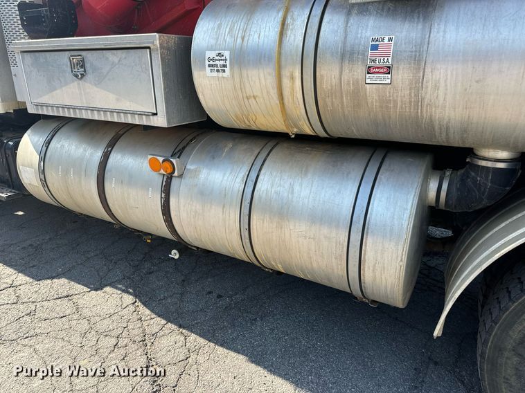 image for item DV1933 2004 Sterling L7500 sewer jetter truck