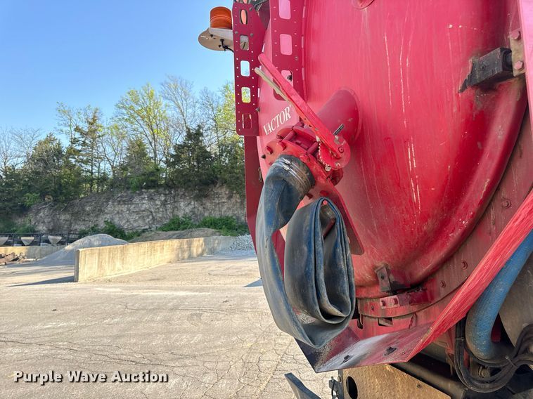 image for item DV1933 2004 Sterling L7500 sewer jetter truck