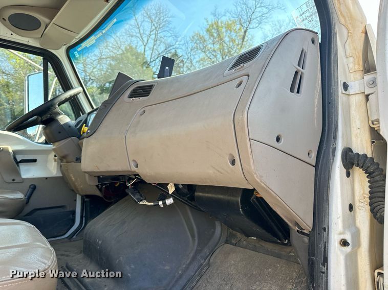 image for item DV1933 2004 Sterling L7500 sewer jetter truck