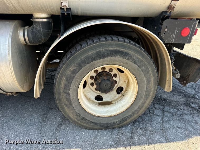 image for item DV1933 2004 Sterling L7500 sewer jetter truck