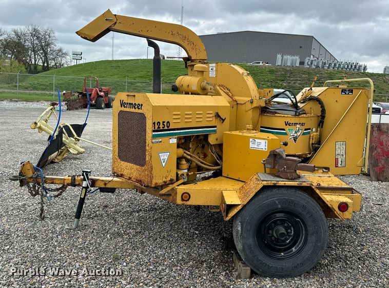 image for item DV1952 1994 Vermeer 1250BC wood chipper