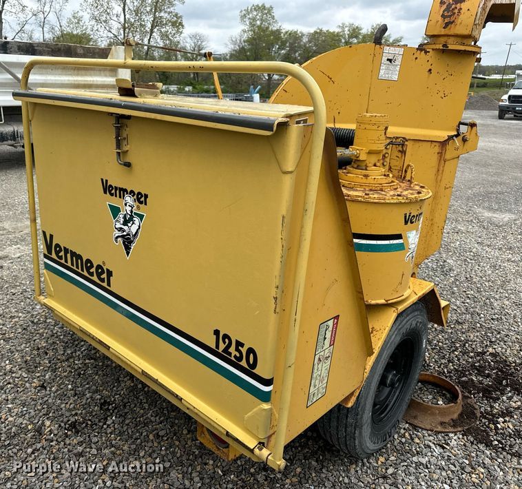 image for item DV1952 1994 Vermeer 1250BC wood chipper