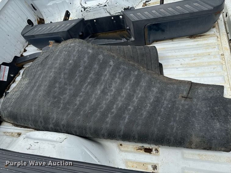 image for item DV2510 2012 Ford F250 pickup truck bed