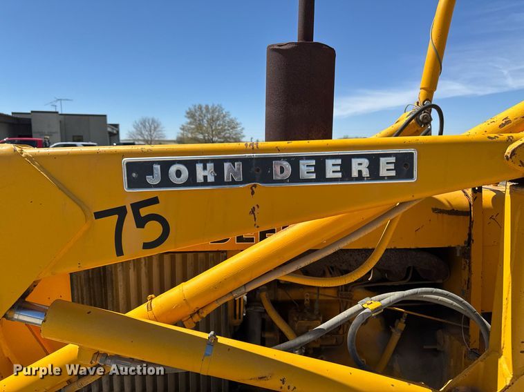 image for item DV2535 1977 John Deere 401 C tractor