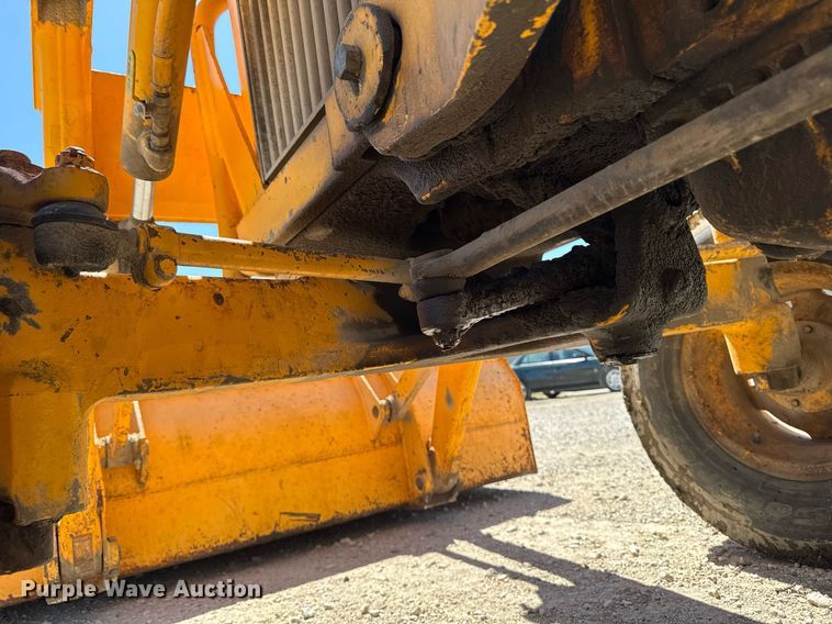 image for item DV2535 1977 John Deere 401 C tractor