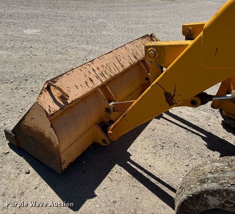 image for item DV2535 1977 John Deere 401 C tractor