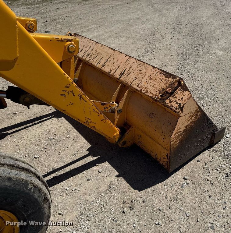 image for item DV2535 1977 John Deere 401 C tractor